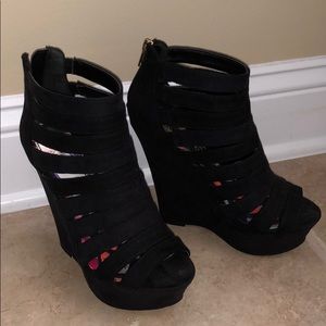 Black wedges
